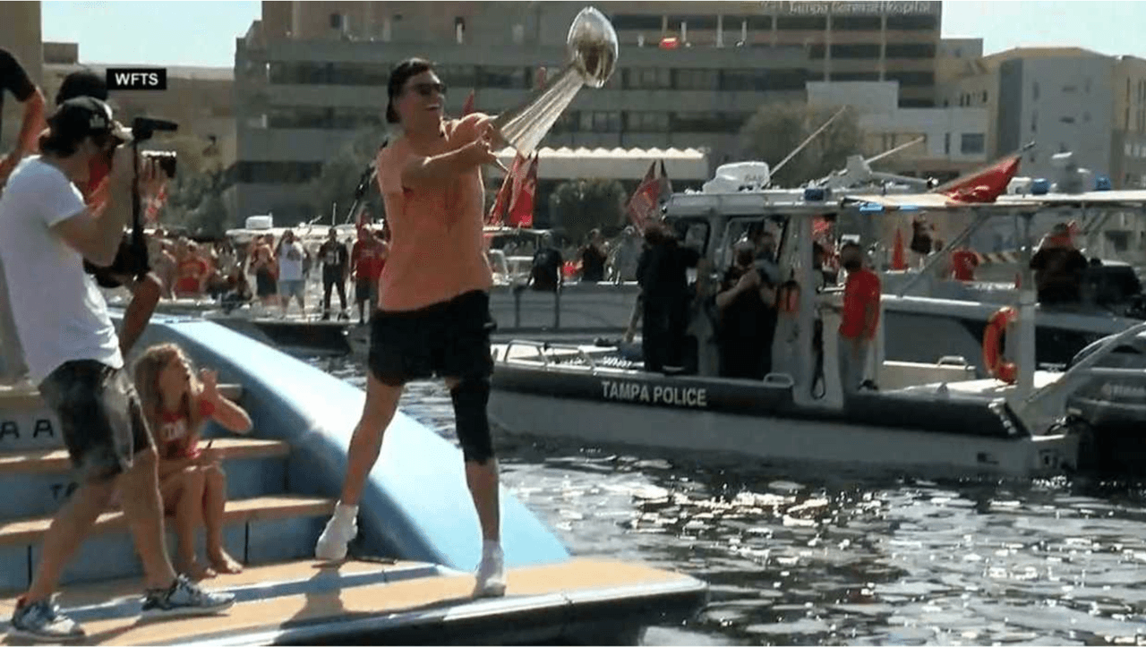 Tom Brady avienta el Vince Lombardi de yate a yate con Gronk