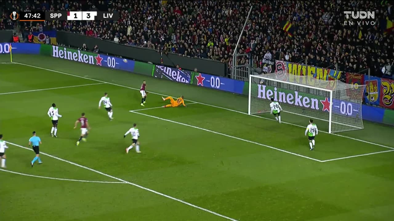 ¡TIRO ATAJADO! disparo por Lukás Haraslín.