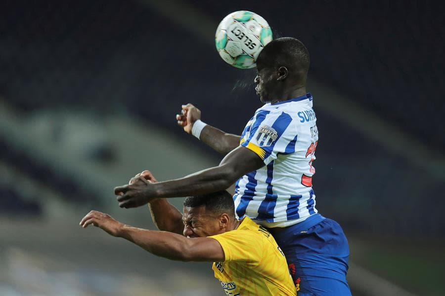 El Porto golea al Portimonense por 3 goles a uno. Beto Betuncal abrió el marcador a favor de los de Portimão, pero Mbemba se encargó de igualarlo casi al finalizar la primera mitad, Fueron los goles de Taremi y Oliveira que le dieron la victoria al equipo del 'Tecatito' Corona en la Primeira Liga de Portugal.