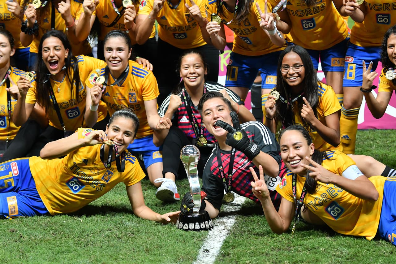 Tigres se corona campeón de la Liga MX Femenil tras vencer 2-1 a Monterrey en el Juego de Vuelta de la gran Final del Clausura 2019 y con un 3-2 en el global en partido efectuado en el Estadio BBVA. Así fueron los festejos de las felinas campeonas.