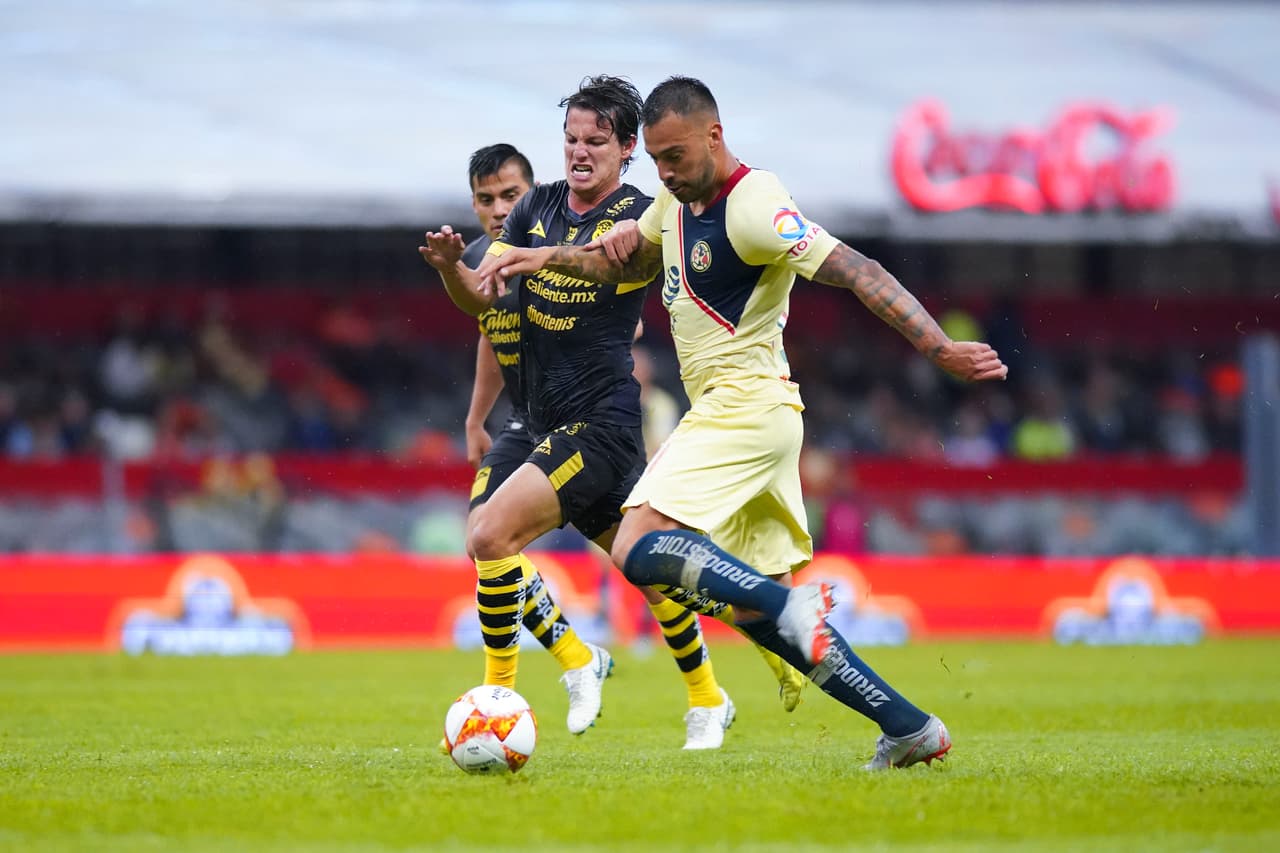 El partido estuvo condicionado desde la primera parte por la fuerte lluvia que cayó sobre el sur de la Ciudad de México.