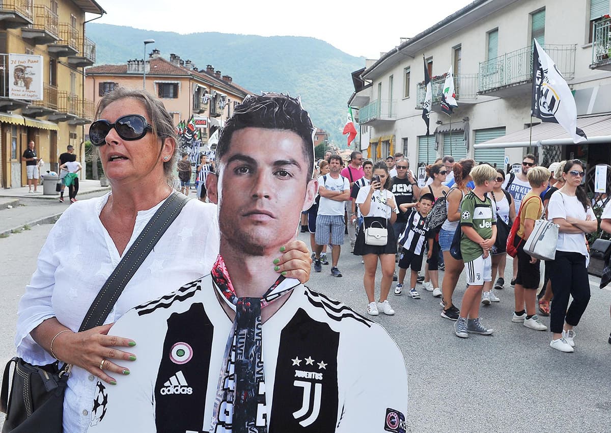 La mercancía y las réplicas de Cristiano Ronaldo fueron llevadas por los fanáticos.