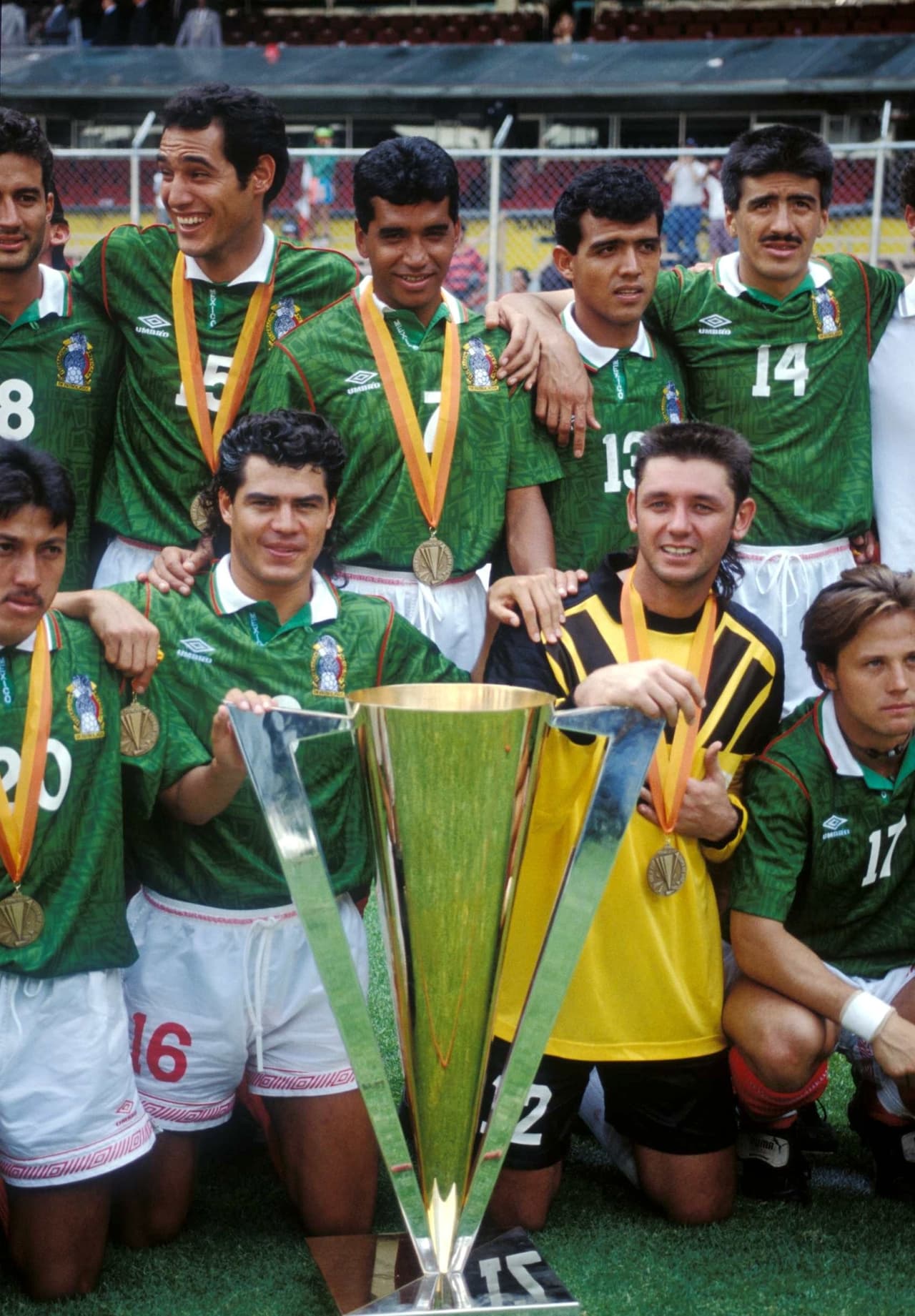La Copa de Oro 1993 se jugó en México y Estados Unidos. La Gran Final en el Estadio Azteca le otorgó el triunfo al Tri tras vencer 4-0 a su similar estadounidense.