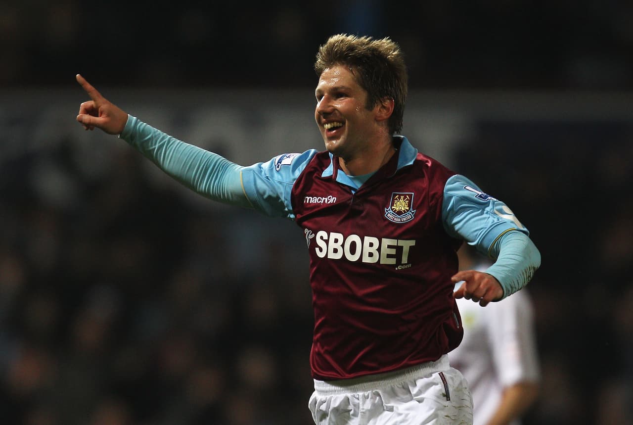 El alemán Thomas Hitzlsperger, que vistió la camiseta de la selección de su país y la del Aston Villa, espero hasta su retiro para confesar que era homosexual, luego de cancelar la boda con su novia.