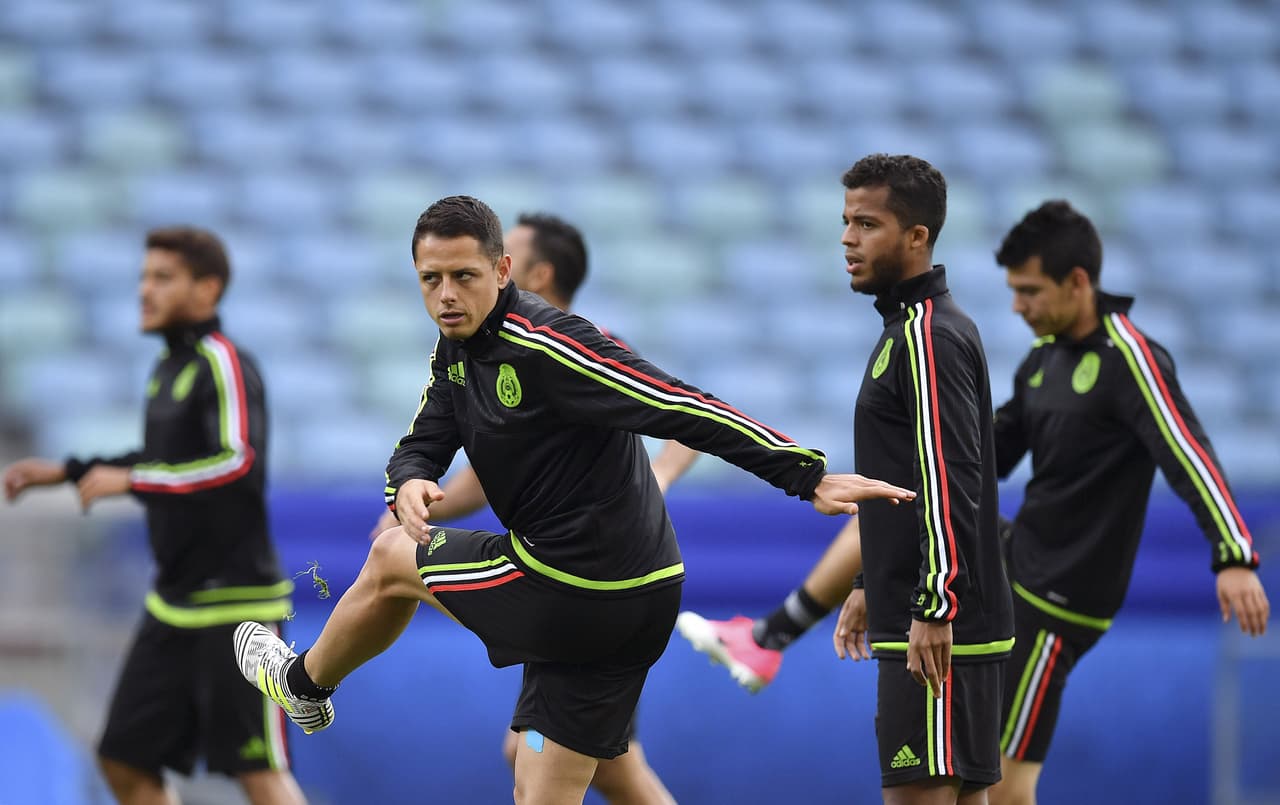 Peralta ha cedido la titularidad en el planteamiento de Juan Carlos Osorio a Javier Hernández.