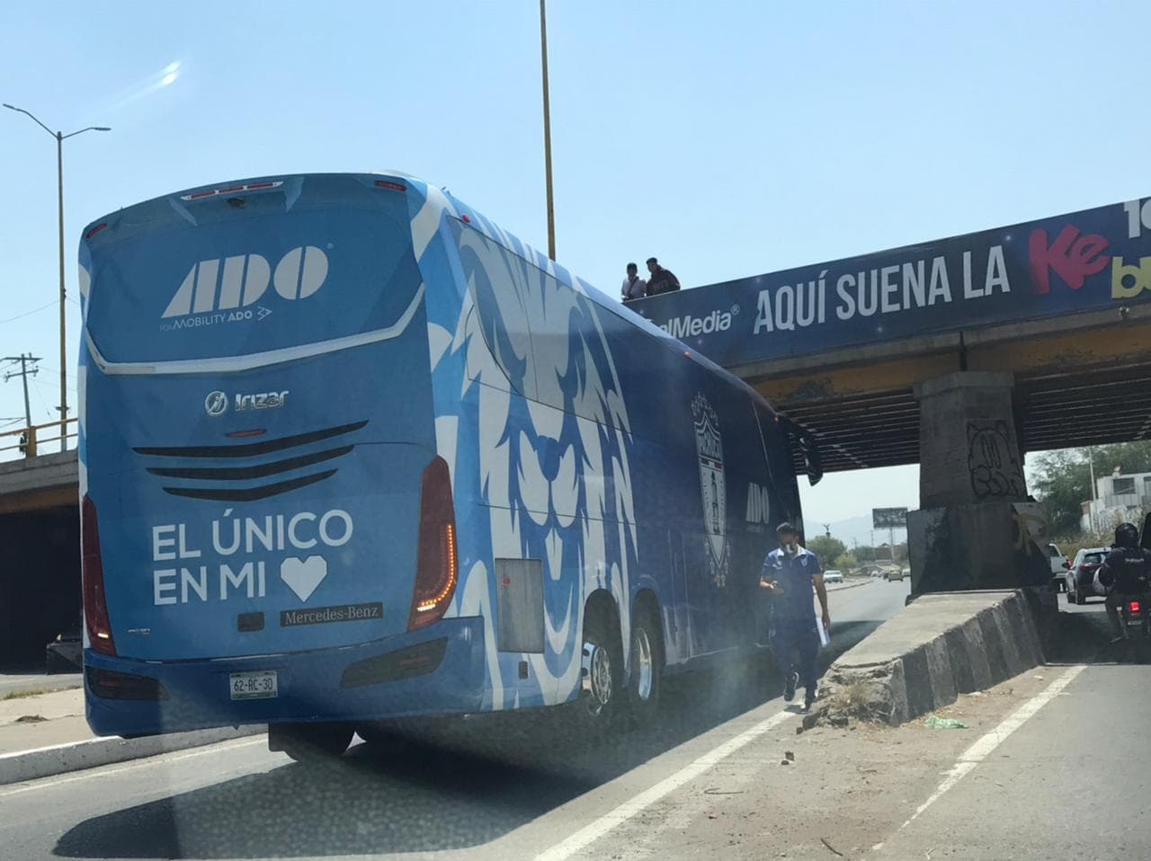 ¡Aguas con el puente! Autobús del Pachuca se atora en San Luis