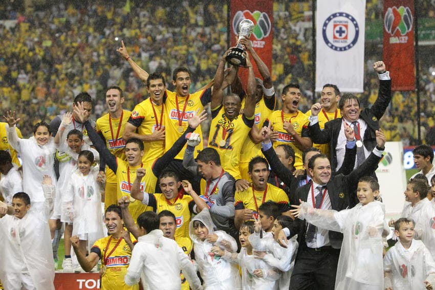 <b>El primer título</b>
<br>Justo fue con las Águilas del América, equipo que colaboró para concretar su salvación con Tigres, con quien alcanzó su primer título como profesional tras coronarse en el Torneo Clausura 2013 ante Cruz Azul en otra Final épica que representa un dolor importante para los aficionados celestes.