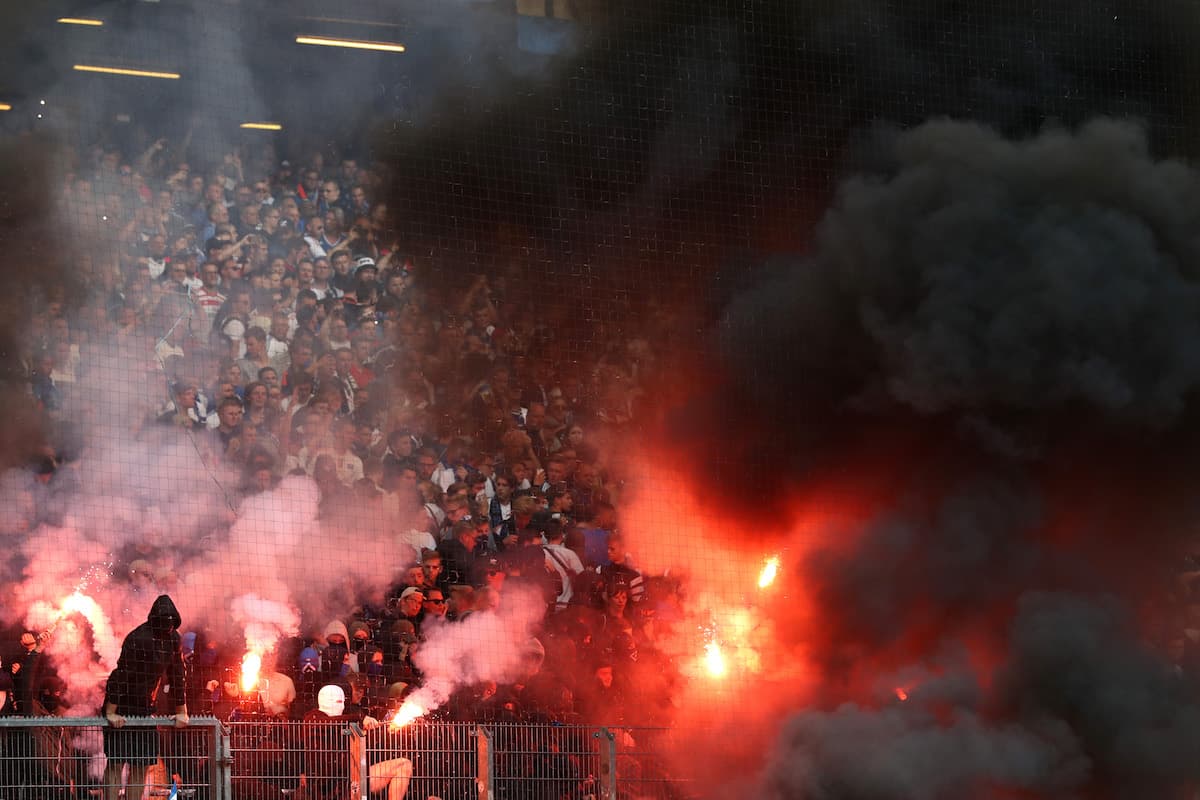 Hamburgo necesitaba ganar y esperar a que el Wolfsburgo cayera con el Colonia. El triunfo de ellos llegó pero su rival por la permanencia goleó y con eso los mandó a la Bundesliga.2. Al finalizar el partido los aficionados locales protagonizaron fuertes disturbios en las tribunas que obligaron a la fuerza policial a ingresar al campo con perros y caballos para controlarlos.