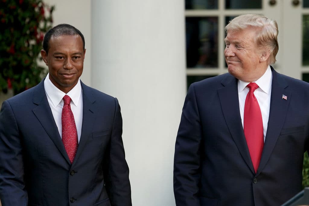 El Presidente de Estados Unidos de América Donald Trump entregó este lunes al golfista Tiger Woods la Medalla Presidencial de la Libertad, el mayor reconocimiento civil en EEUU, situación que ha generado controversia sobre si entra en juego la predilección del Mandatario por el golf y en coincidencia con el logro de Woods al ganar la edición 2019 del Masters, por encima de otros candidatos más prototípicos para adjudicarse la presea. Estas son las imágenes de la ceremonia.
