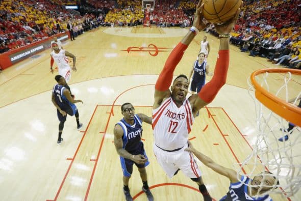 Luego de ganar tres juegos seguidos y perder uno en Dallas, y en medio de controversias por tensiones entre los dos equipos que llegaron hasta Twitter, el equipo de Houston avanza a la siguiente fase de playoffs en la Conferencia del Oeste.