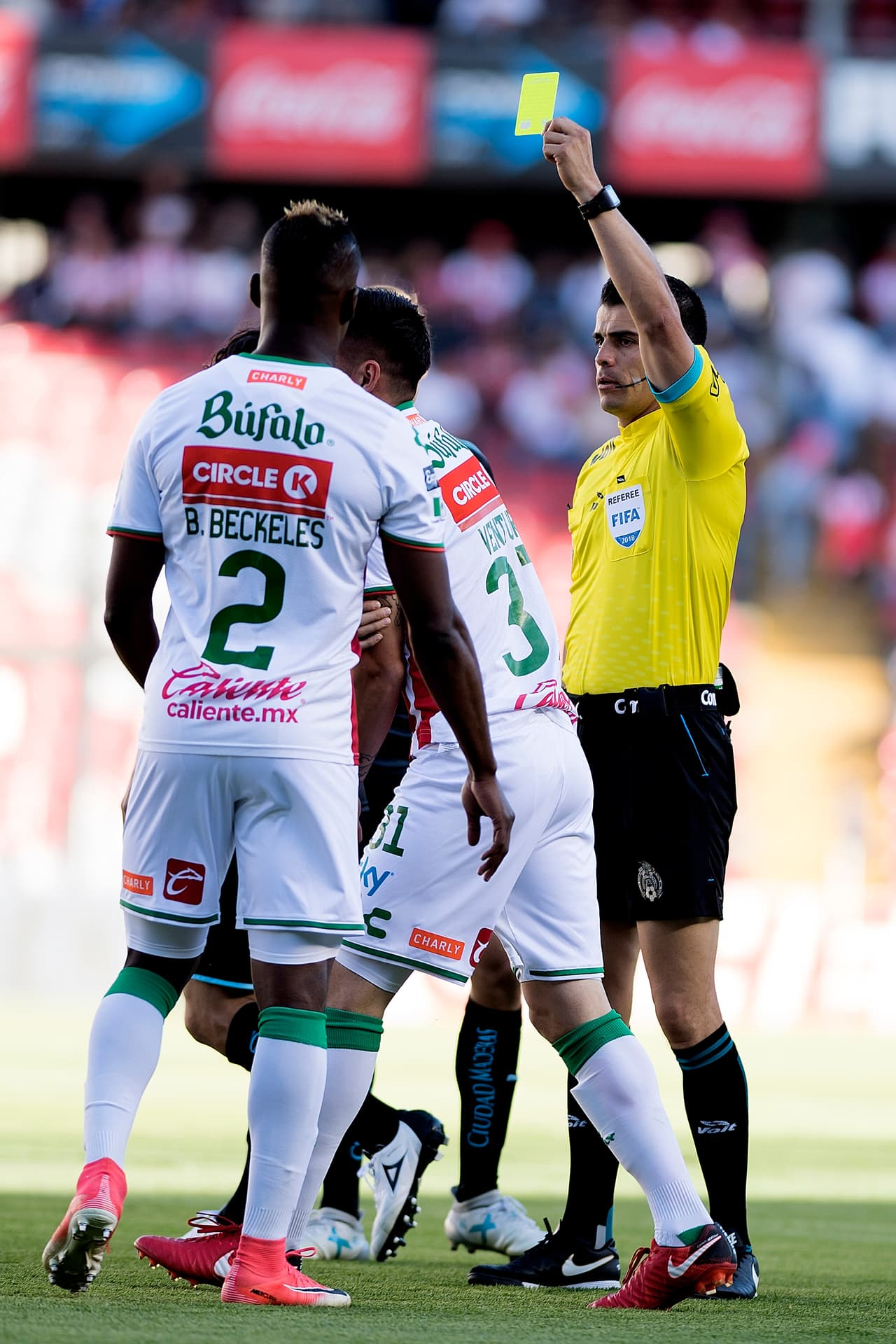 Fernando Hernández fue el árbitro central del encuentro y tuvo un partido tranquilo en el que sólo tuvo que mostrar 4 tarjetas amarillas.