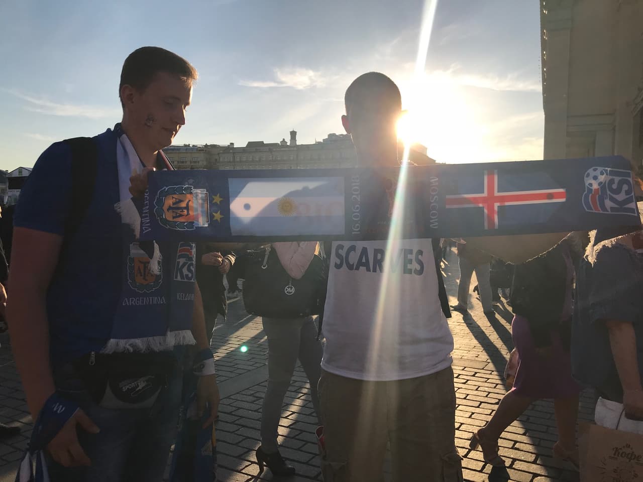 Un poco de cordialidad y camaradería entre islandeses y argentinos, peor mañana, cada quien a lo suyo, a apoyar sus respectivas causas.