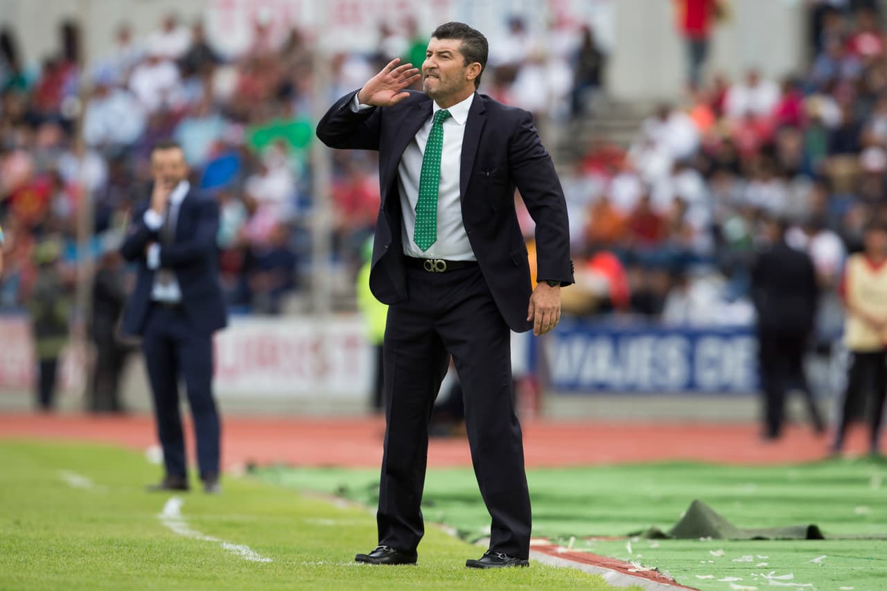 El rival en el banquillo era ni más ni menos que José Manuel de la Torre, un técnico estudioso del fútbol y que trabaja meticulosamente en cancha.