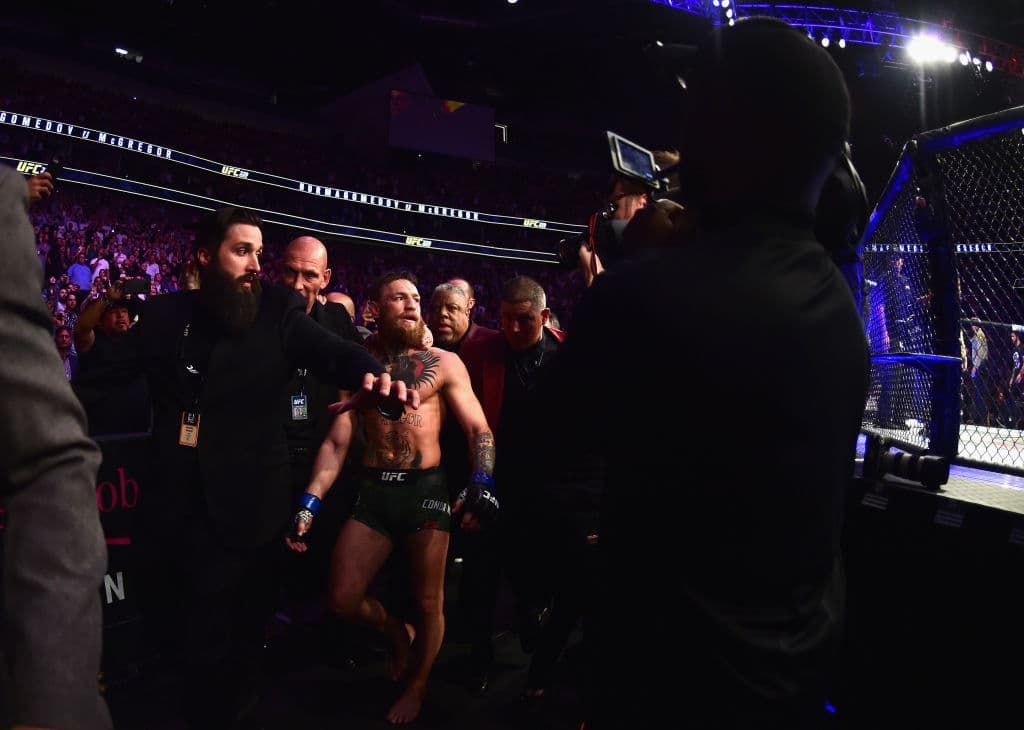 Conor McGregor fue escoltado a la salida, en la que no opuso resistencia ya que la situación estaba fuera de control y fue ovacionado ya que no fue responsable de los bochornosos acontecimientos.