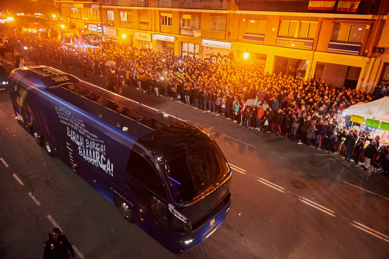 La previa del partido tuvo la tensión típica de dos equipos con grandes que aspiran a un título, en un camino que para los jugadores de Barcelona estuvo marcada por la los hinchas de Valencia.