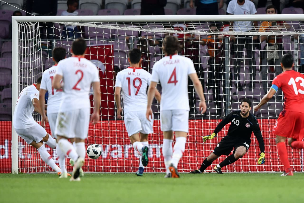 Ni siquiera valió que fuera él quien marcara el 1-0 al minuto 7 del segundo tiempo, pues con el juego 1-1 al minuto 16 se acercó a las tribunas para discutir con un hincha y eso le costó la expulsión.