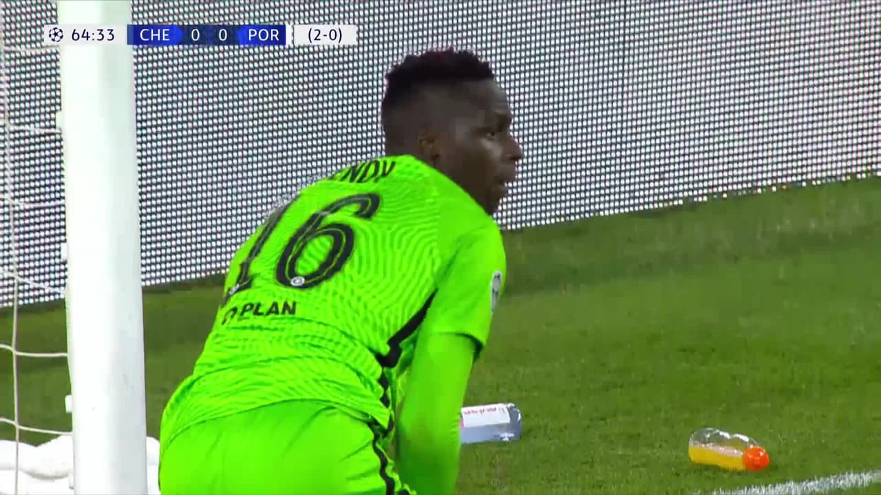 ¡TIRO ATAJADO! disparo por Mehdi Taremi.