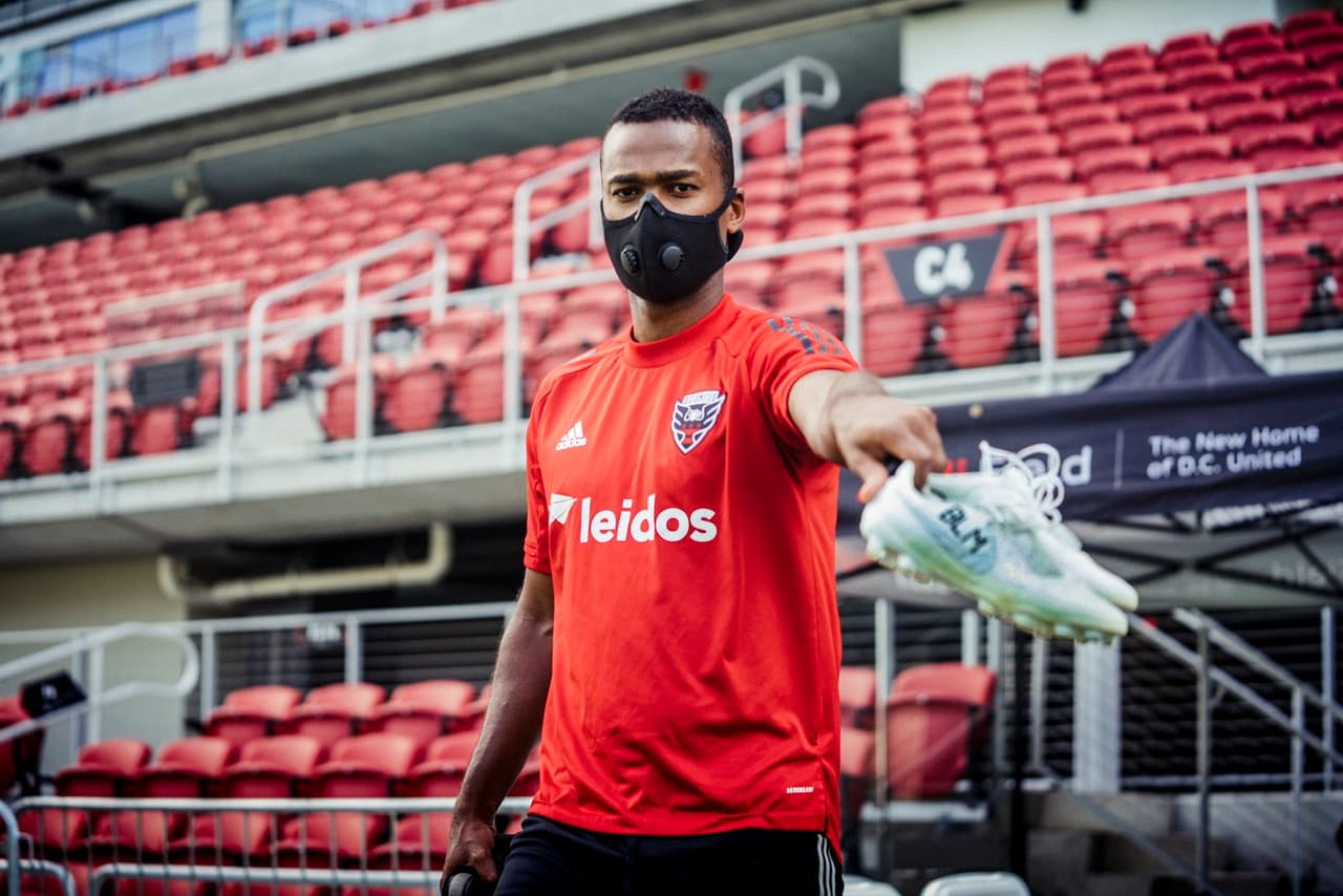 <b>Zapatos personalizados</b>
<br>El delantero mostró durante la práctica sus zapatos de futbol especiales con frases alusivas para enfrentar la lucha y mantenerse unidos ante el racismo.