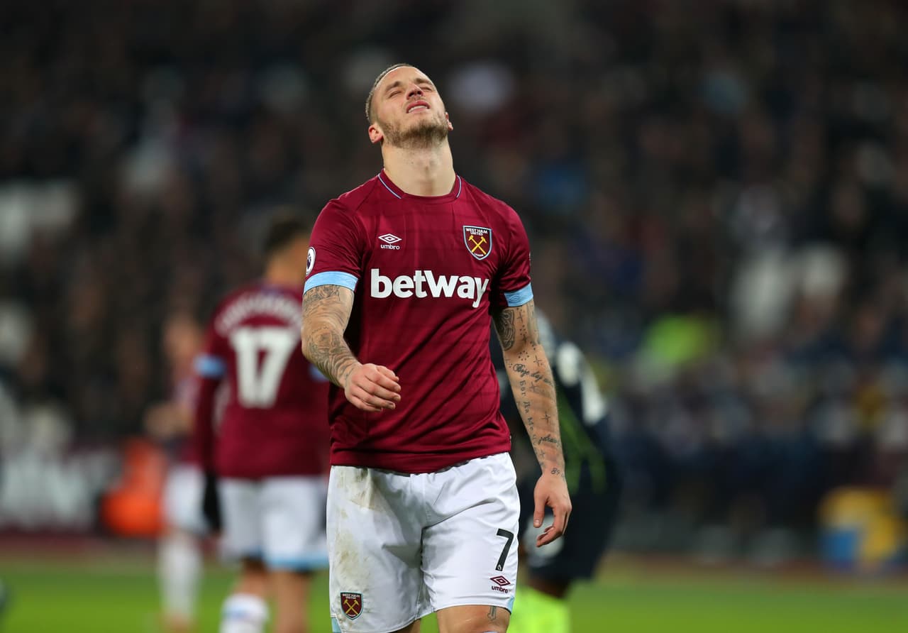 El austríaco Marko Arnautovic interesa a José Mourinho, según medios ingleses, en una salida del West Ham United que dejaría a Javier 'Chicharito' Hernández para ser líder del ataque 'martillero'.