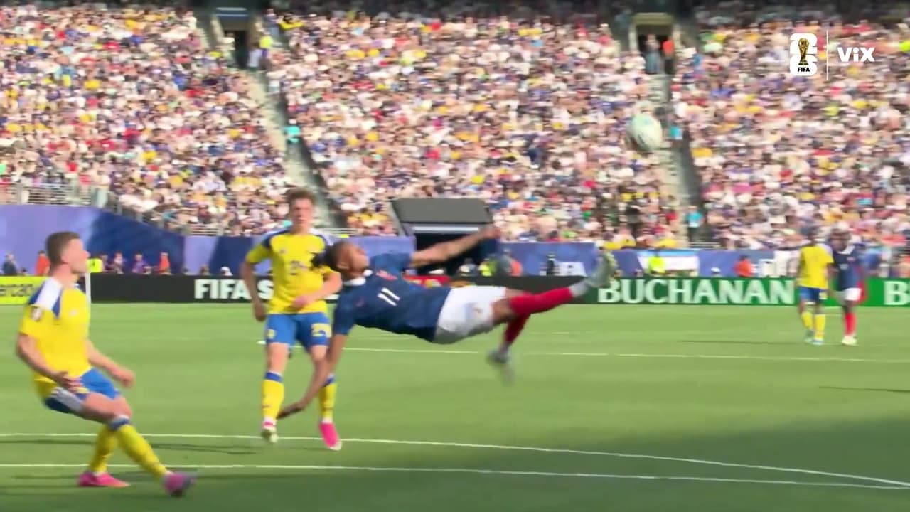 ¡Era el gol del torneo! Chilena de Olise que se estrella en el poste