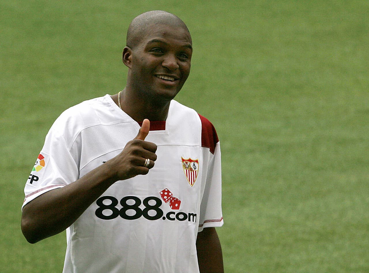 Mismo caso que el zaguero colombiano Aquivaldo Mosquera en el Sevilla Fútbol Club. Llegó en 2007 y en 2009 fue vendido al América de la Liga MX.