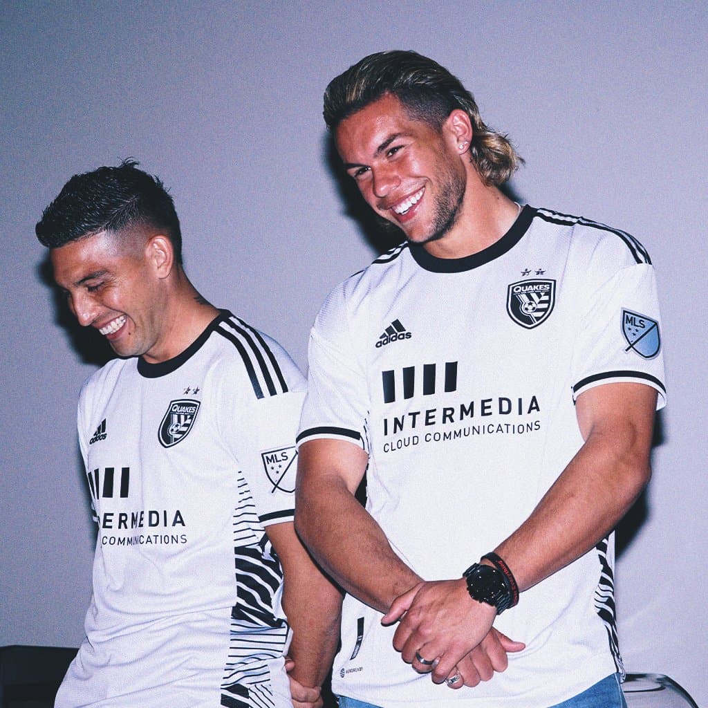 Conozcan a 'Creator', la nueva playera secundaria de San Jose Earthquakes. El fondo es de un color gris muy suave, con acentos en negro.
<br>
<br>
<br>
