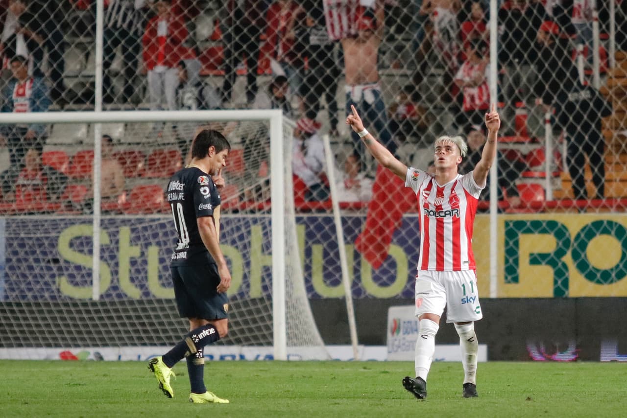 Pero el argentino Brian Fernández (derecha) se encargó de marcar el gol que le dio el triunfo a Necaxa al minuto 81.