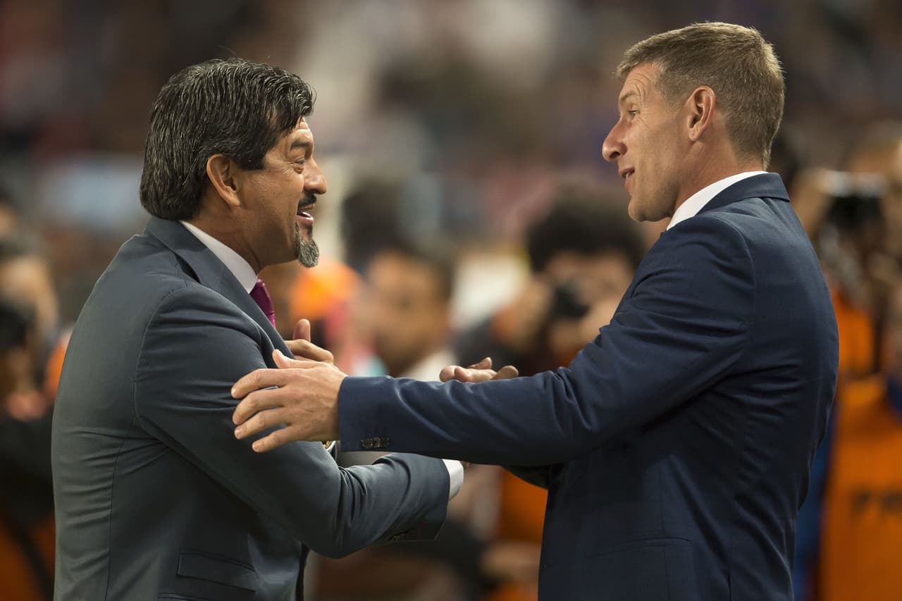 Duelo de dos goleadores en el banquillo, Saturnino Cardozo de Chivas (izquierda) y Martín Palermo del Pachuca (derecha).