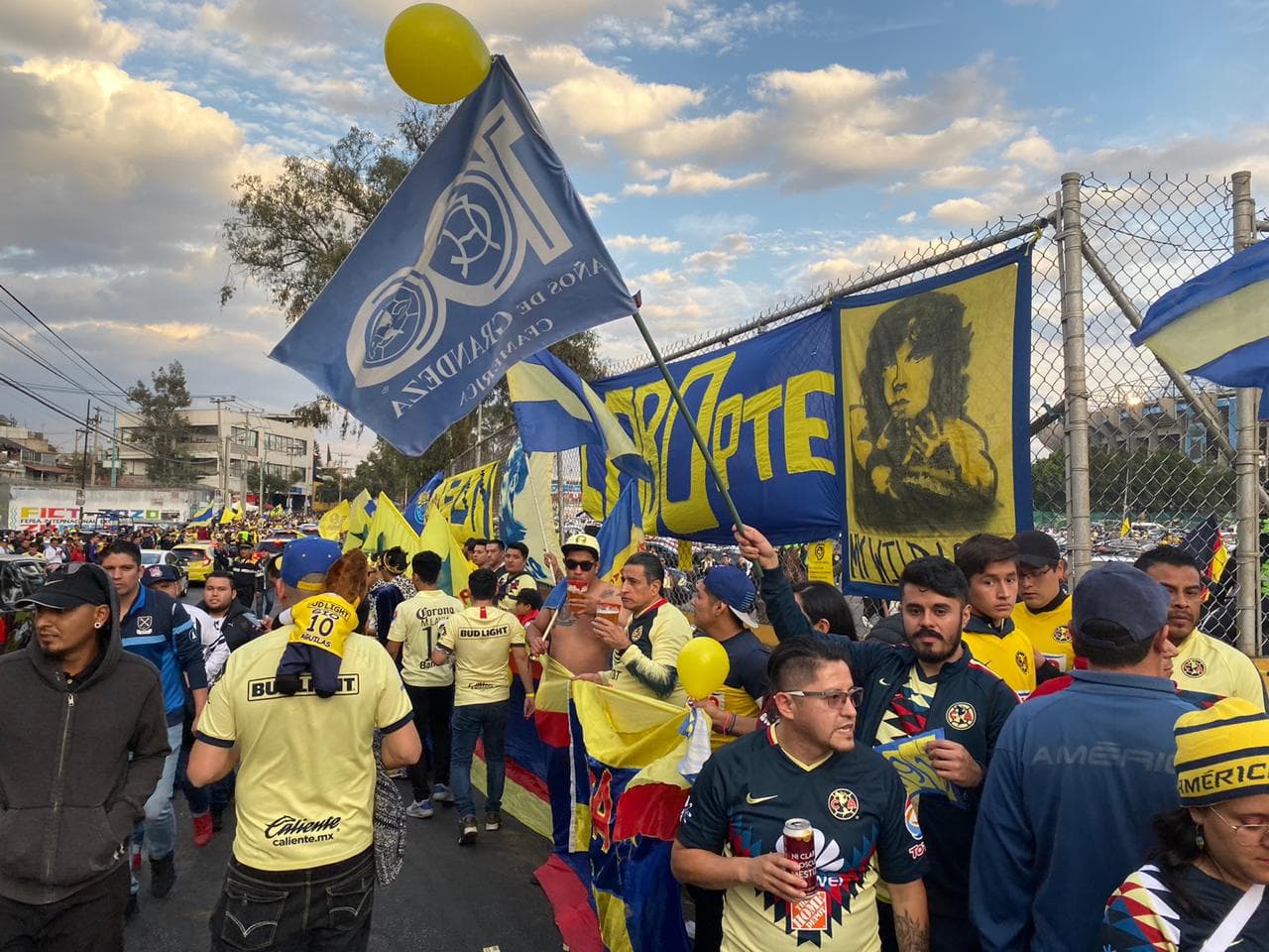 Gran ambiente familiar, en el Estadio Azteca, previo a la final del Apertura '19 entre el América y los Rayados de Monterrey.