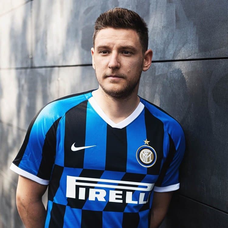 La nueva playera del Inter de Milán ha salido a la luz pública y ha reafirmado la polémica por sus franjas digonales en el pecho que le hacen homenaje al jersey away de la temporada 1989/90. Además, dicho detalle también estará presente en algunas de las prendas de presentación. El equipo italiano, en un gran gesto con su equipo femenil, decidió que ellas fueran las protagonistas en este lanzamiento.