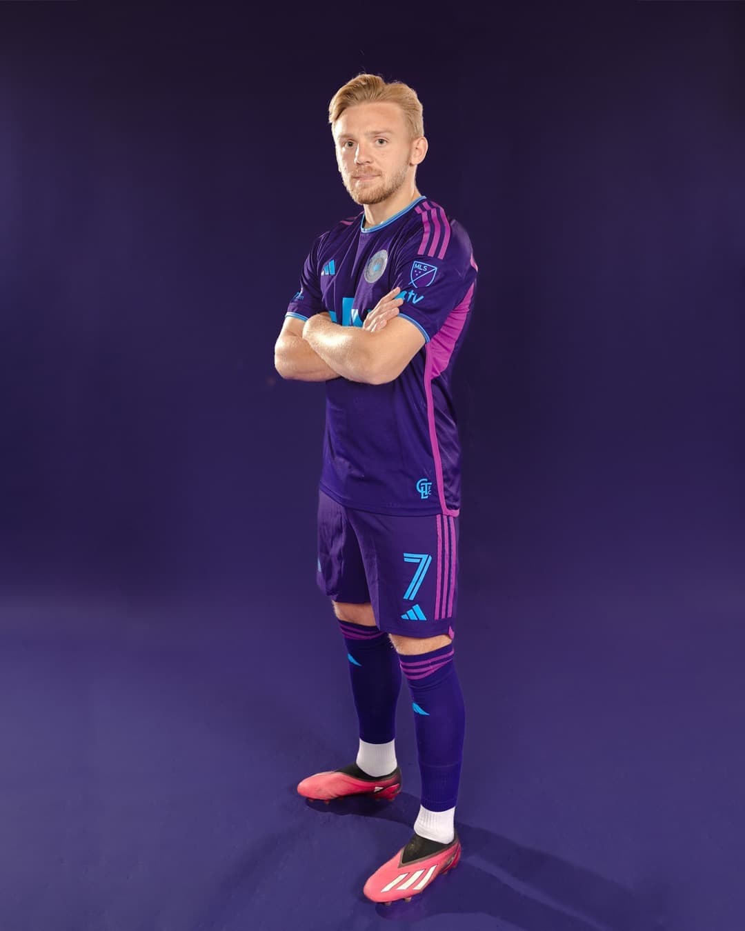 El goleador polaco Karol Swiderski muestra el nuevo uniforme alternativo de Charlotte FC, conocido como 'la Joya de la Corona'.
