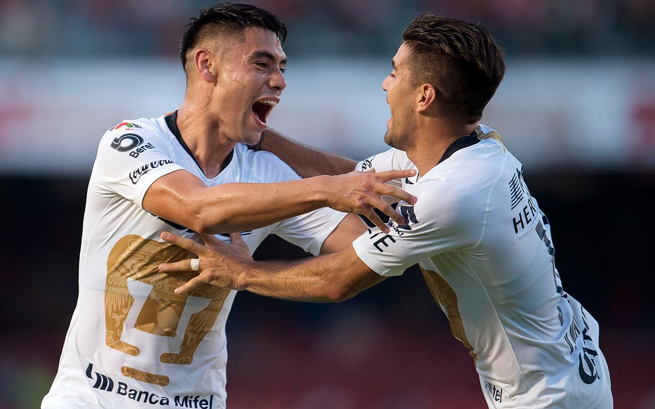 Felipe Mora (izquierda) celebra el primer gol de Pumas en la victoria 2-0 sobre Veracruz en el partido inaugural de la Liga MX Apertura 2018.