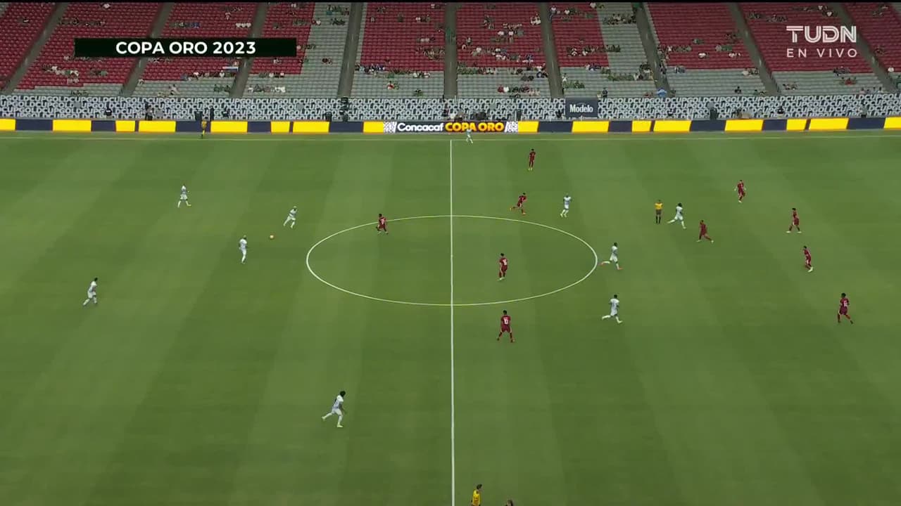 Arranca el partido y la pelota está en juego.