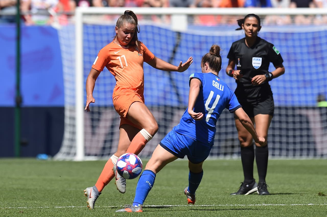 Ya en la segunda mitad, con una Lieke Martens inspirada, la Narajna Mecánica remotó el control y se fue encima del arco italiano.