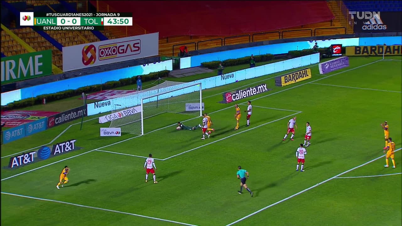 ¡TIRO ATAJADO! disparo por Luis Quiñónes.