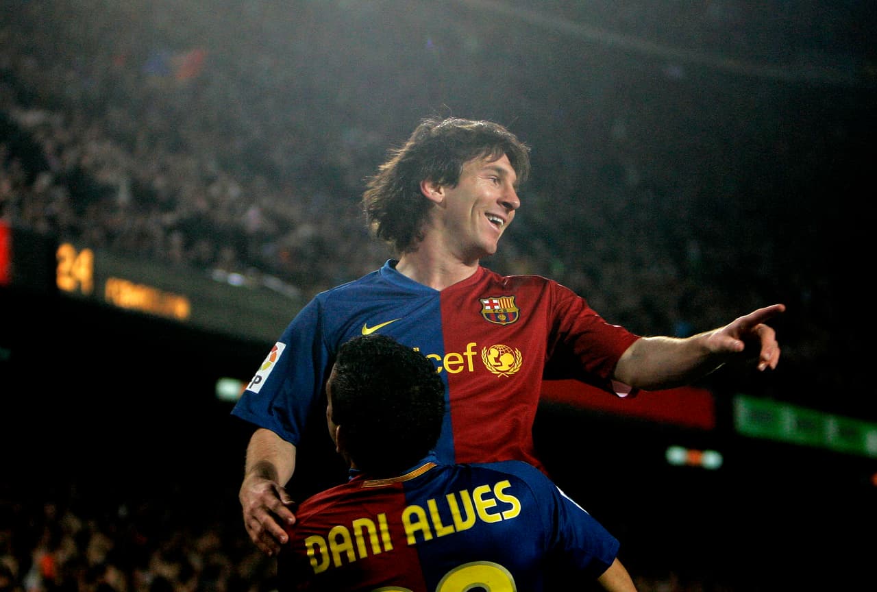 Otra de las relaciones fuertes de 'La Pulga' con brasileños fue la que forjó con el lateral Dani Alves, quien llegó al club catalán en el año 2008 desde el Sevilla.