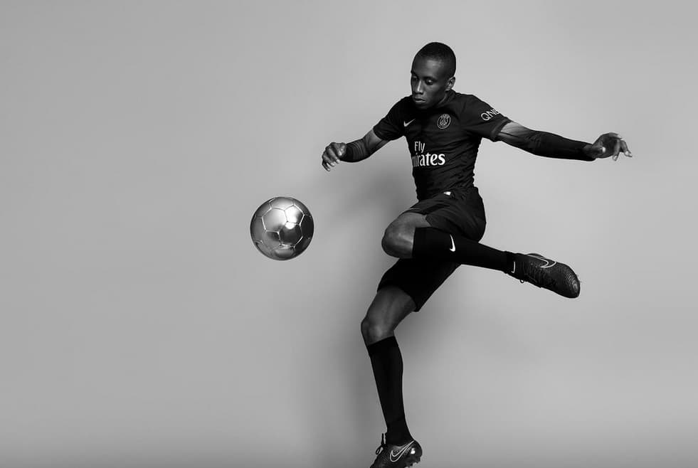 El color blanco y un toque de rosa en el uniforme hace resaltar a un más la playera en la que los nombres y números de los futbolistas lucirán una textura compuesta de dos tonos.