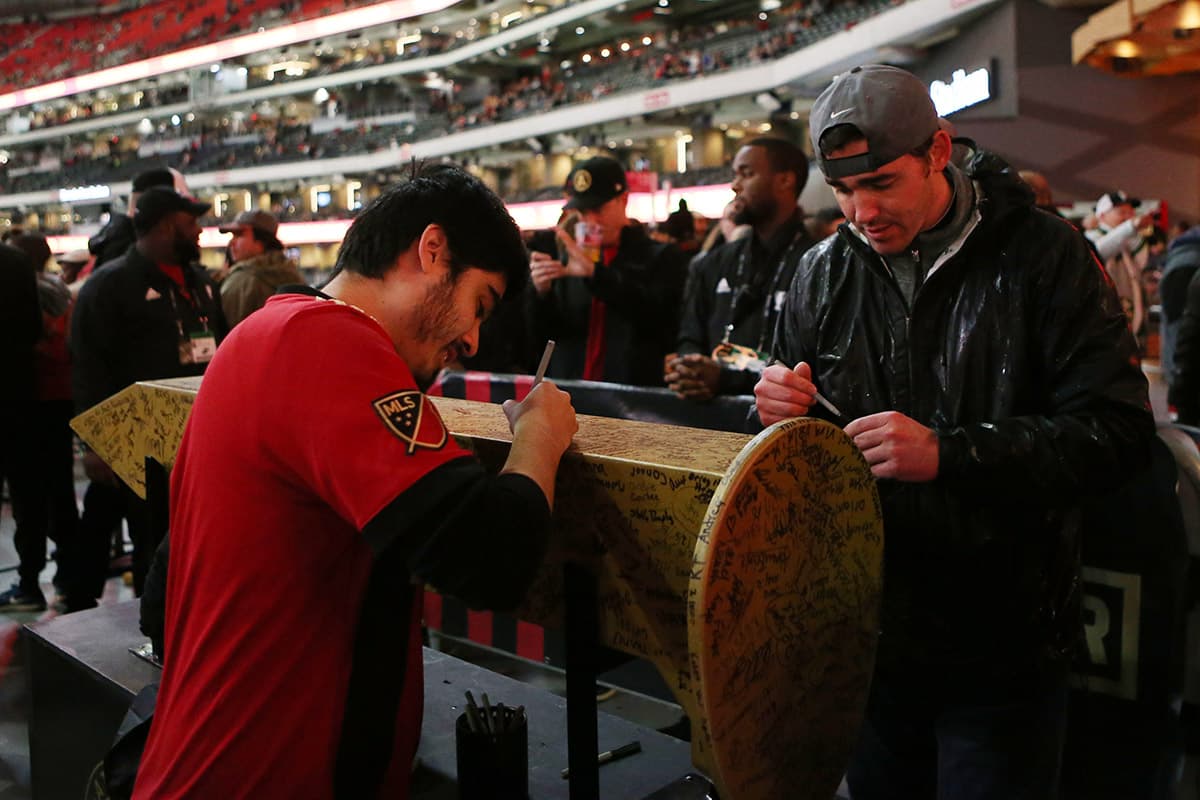 Antes del partido, los fanáticos de los equipos compartieron dentro del Mercedes-Benz Stadium.