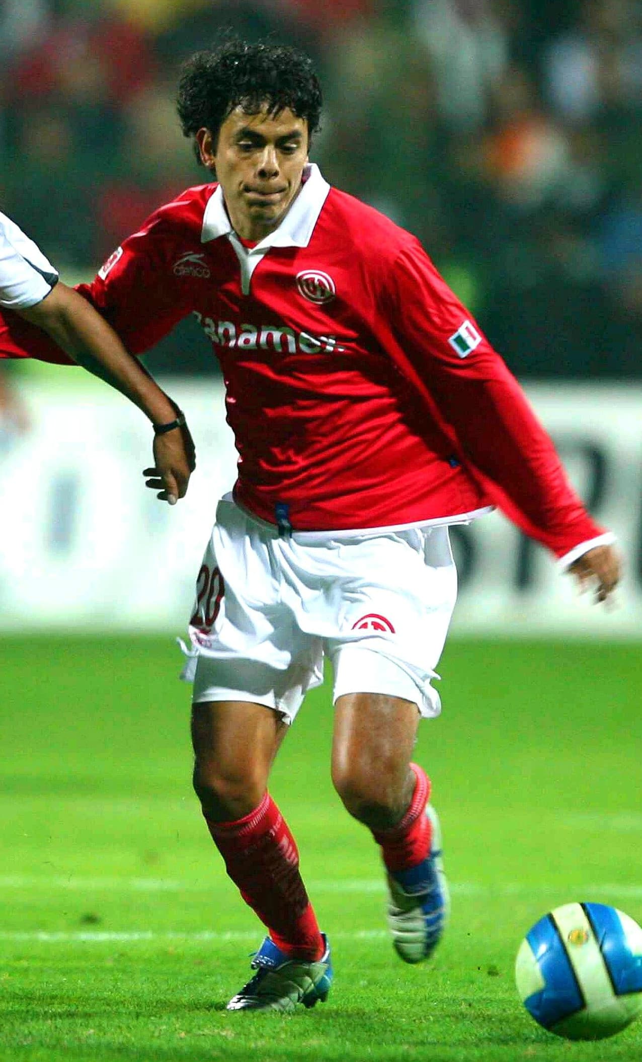 Aunque es poco recordado, Edgar ‘Quesos’ González jugó también en ambos conjuntos. Del 2002 al 2004 y del 2006 al 2008 lo hizo para los Diablos. En ese inter, del 2004 al 2006 fue parte del América. Pese a que no jugaba mucho, fue campeón con ambos clubes.
