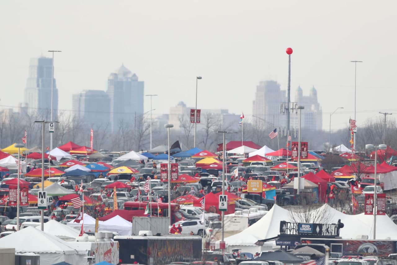 El parqueadero de Arrowhead Stadium invadido de fanáticos antes del partido.