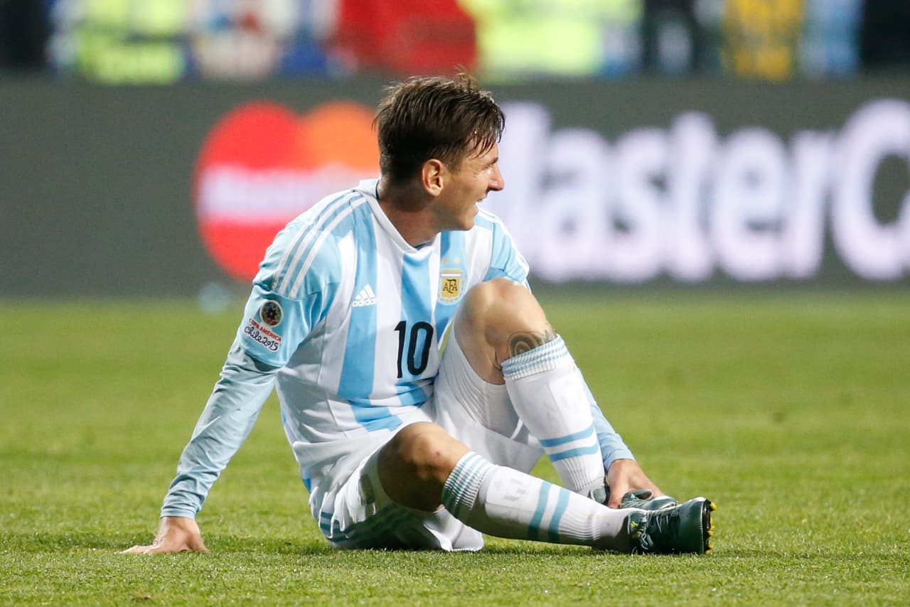 Lionel Messi, aunque ha tenido chispazos y ya marcó un gol con la albiceleste, el delantero del Barcelona no termina de pesar como lo quisiera el entrenador, sus compañeros y los aficionados. Contra Jamaica pasó de noche en el juego.