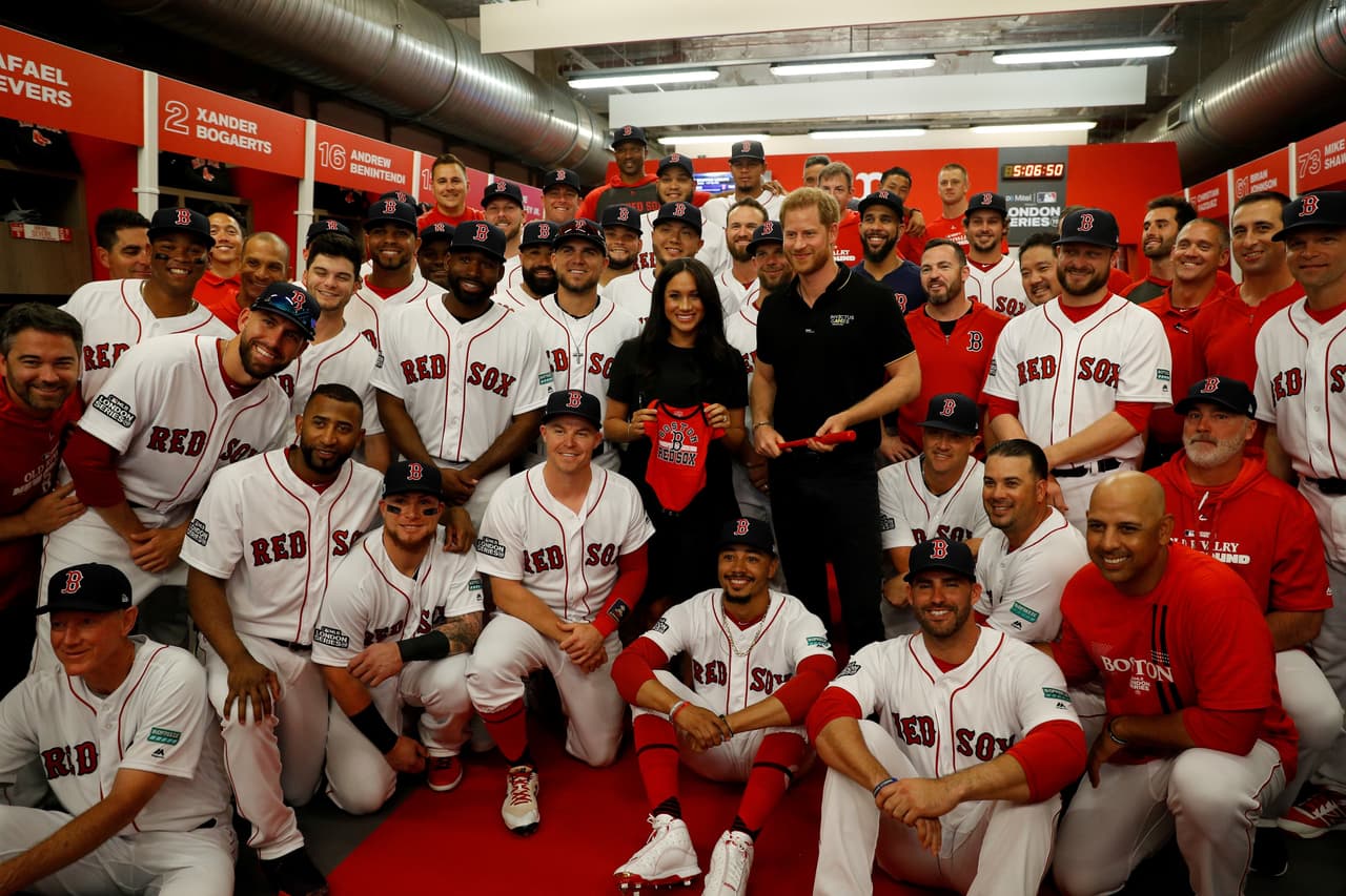 El príncipe Harry y su esposa Megan se tomaron una foto en el vestuario con los jugadores de Boston Red Sox.
