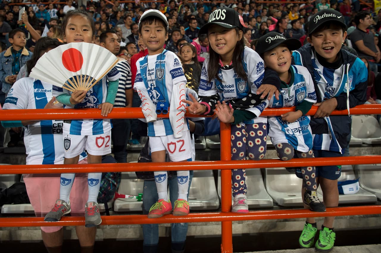 Los aficionados nipones y de los Tuzos ya esperan por el partido.
