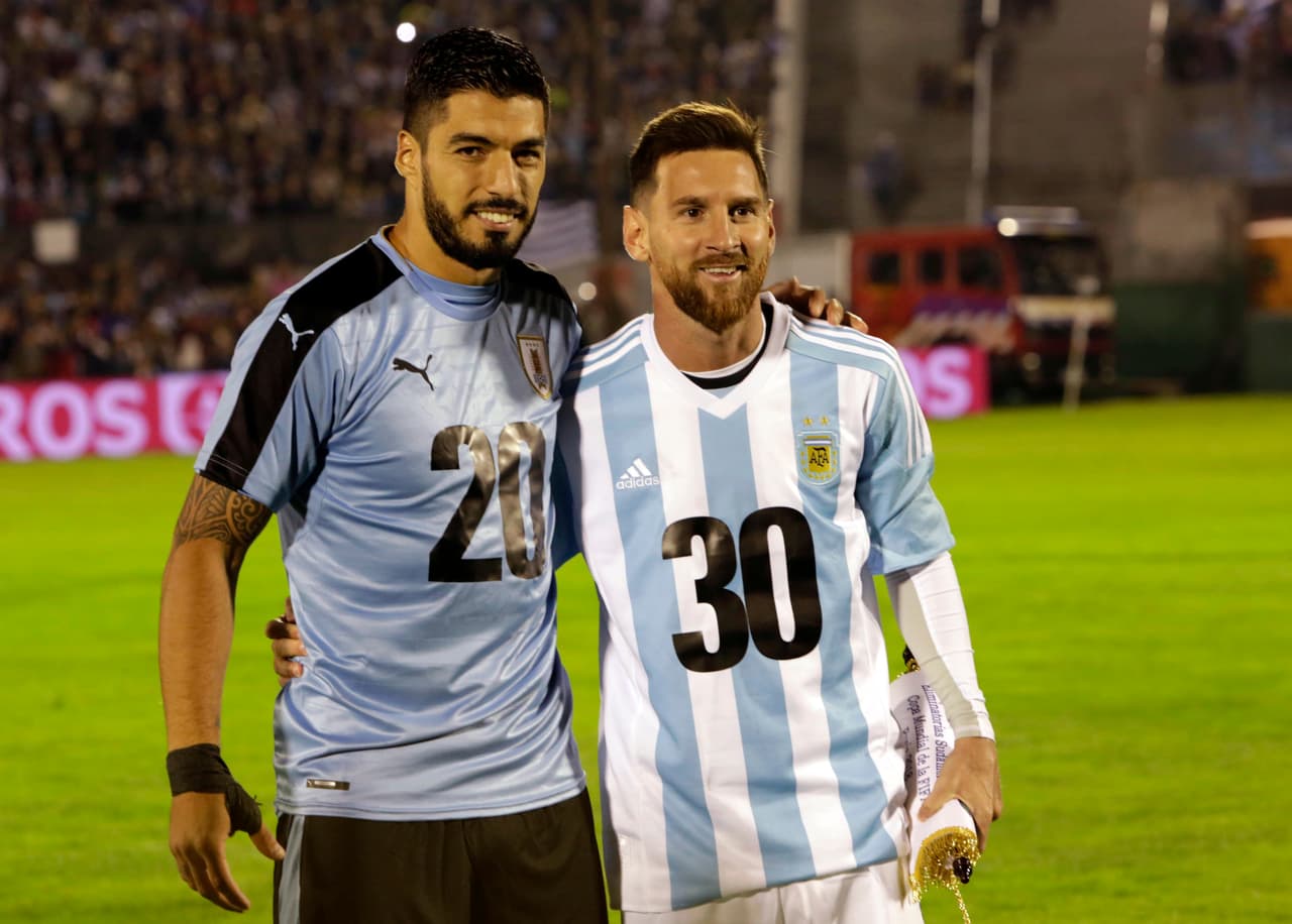 El momento previo estuvo marcado por la salida de Luis Suárez y Lionel Messi con estas playeras, apoyando la candidatura de los dos países para el Mundial 2030.