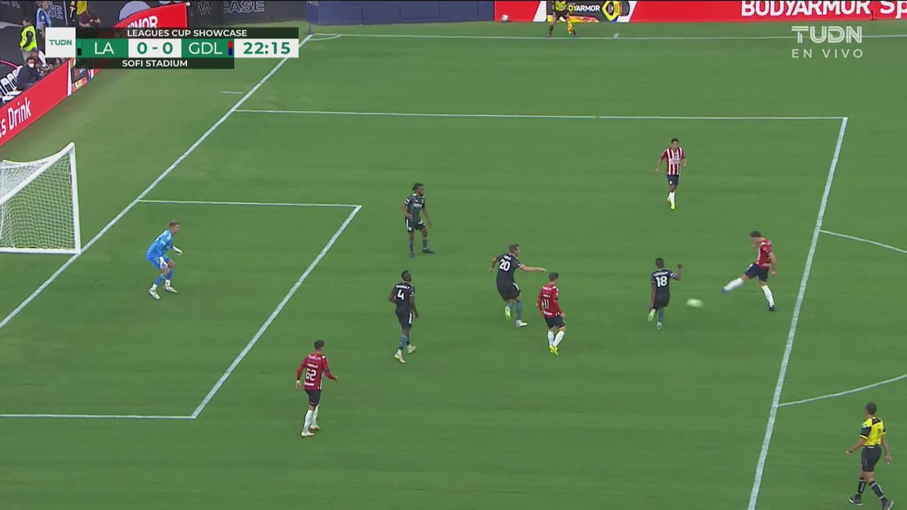 ¡La intenta de lujo! Ormeño falla al pegarle de tres dedos