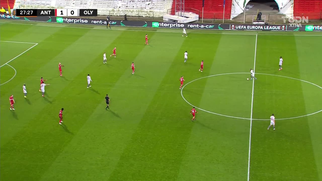 ¡TIRO ATAJADO! disparo por Andreas Bouchalakis.