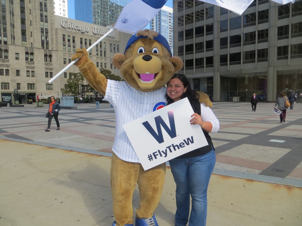 Clark estuvo regalando banderas y pancartas con la leyenda W #Flythe W.