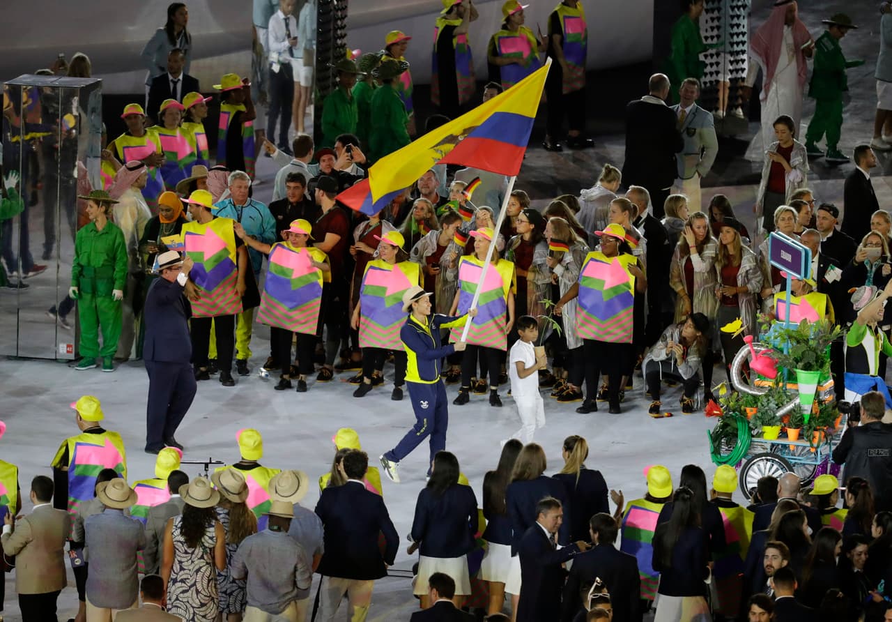 Ecuador también se hizo presente y fue Estefanía García la encargada de llevar su bandera.