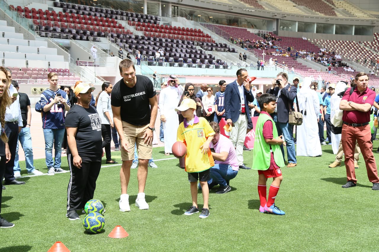 En su visita a Qatar, Brady ya había compartido con miembros del ejército estadounidense.