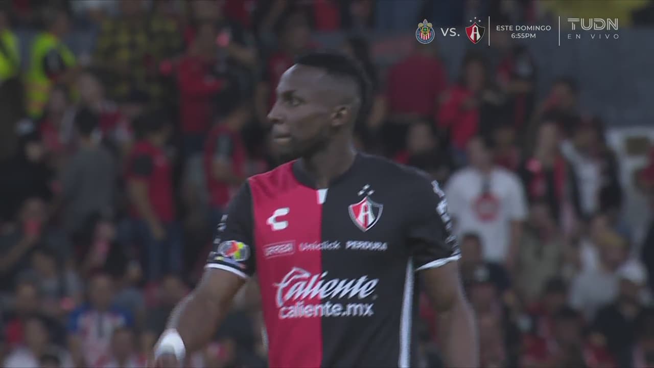 ¡Se pasa de largo! Alexis Vega no pela a pequeña aficionada